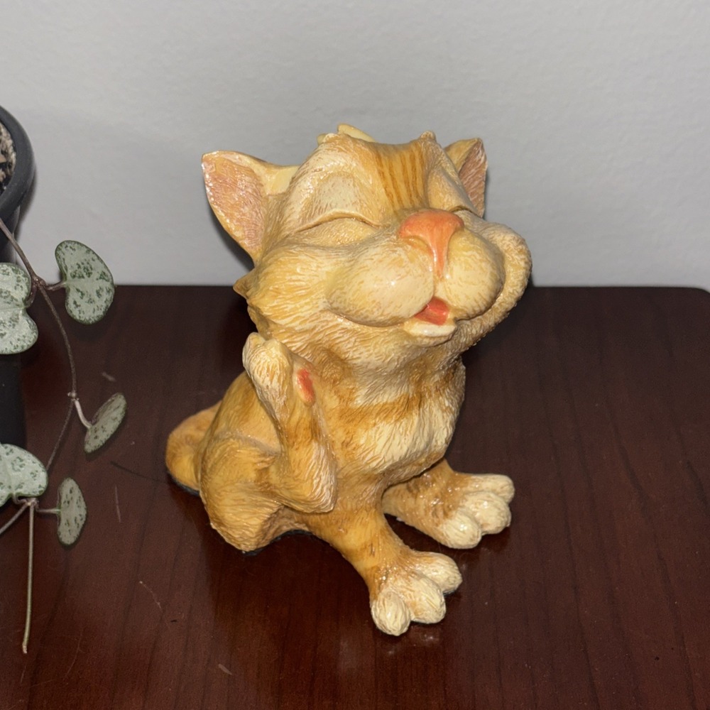 Distinctive Designs Whimsical Resin Cat Figurine Novelty Eyeglass Holder